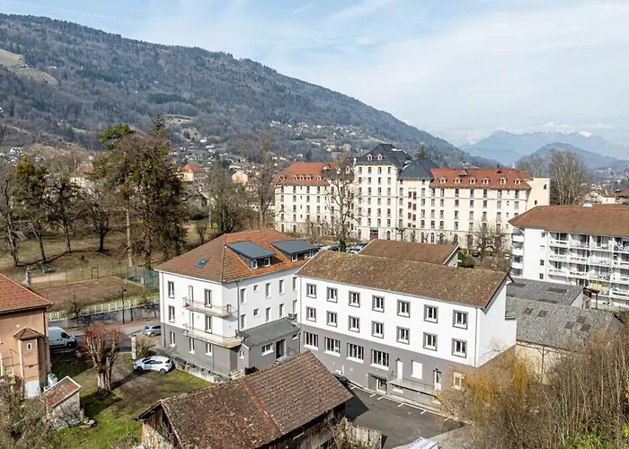 Le Dauphine 10 *